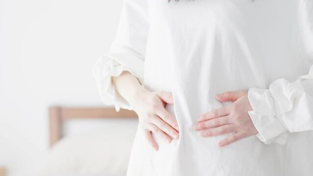 ぽっこりお腹を気にする女性