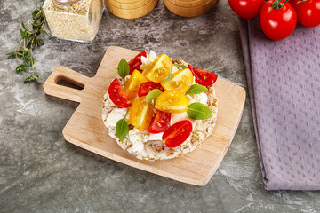 Grain bread with tomato and cream cheese