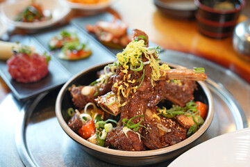 식탁 위에 왕 갈비찜을 올려 놓은 모습