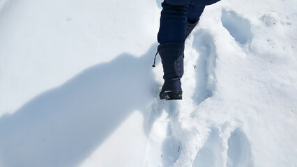 雪原を歩く女性の足元