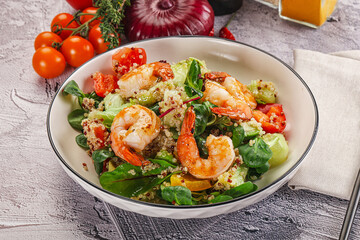 Salad with prawn and quinoa