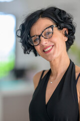 Bella donna ritratto con occhiali