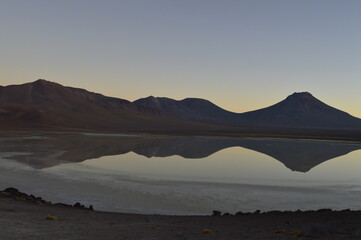 Obraz premium Amanhecer com vulcão e seu reflexo no lago