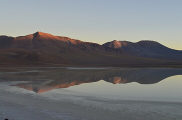 Montanhas com reflexo na água