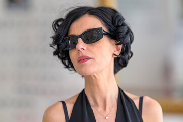 Naklejka premium Bella donna ritratto con occhiali 