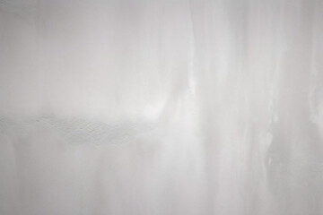 Obraz premium Sfondo semplice argento lucido. Texture liscia di colore azzurro metallizzato. Illustrazione astratta di bagliori e sfumature.