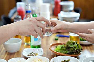 소주 잔 건배 모습