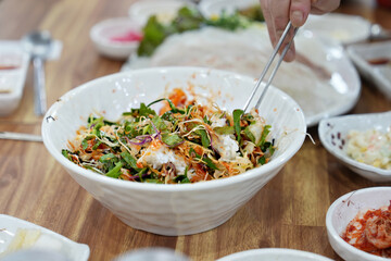 회 덮밥을 비벼서 먹는 모습