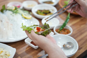 회를 쌈 싸서 먹는 모습