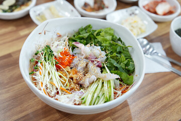 물회 한 그릇과 밑 반찬이 식탁 위에 놓여 있는 모습