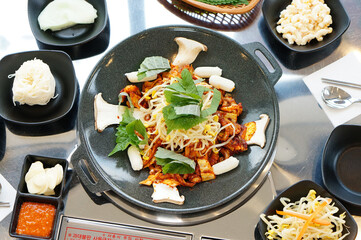 콩나물 쭈꾸미 볶음을 조리하는 모습