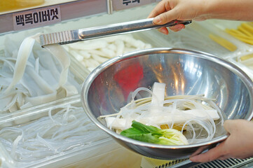 마라탕 재료를 고르는 모습