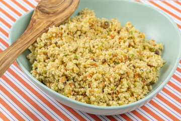 plat de céréales cuites (blé, lentilles, orge, pois), vue de dessus, gros plan	