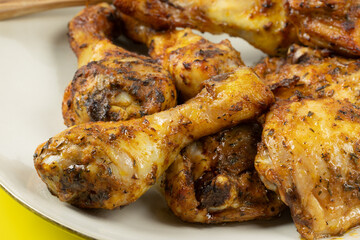 morceaux de poulet marinés, en gros plan, dans une assiette	