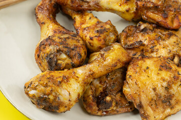 morceaux de poulet marinés, en gros plan, dans une assiette	