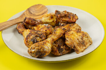 morceaux de poulet marinés, en gros plan, dans une assiette	