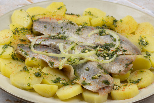 salade de filet de hareng et pommes de terre, en gros plan