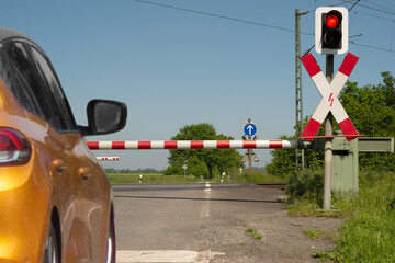 Warten vor einer Bahnübergang mit Schranke