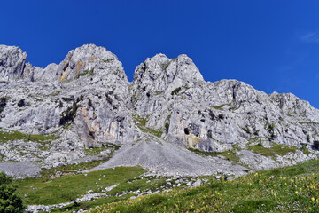 Alluitz mountain (1034 m) in the Urkiola Natural Park. Basque Co