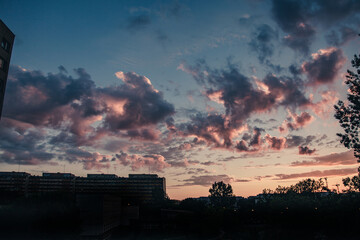 Obraz premium Zachód słońca w mieście