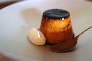 プリンのクリーム添え