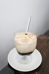 カフェで提供された2層のアイスカフェオレ