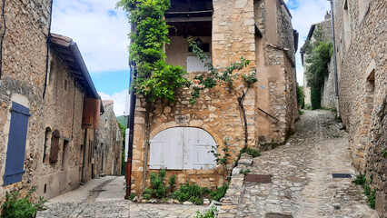 Ruelle pavée du village de Mirmande situé au nord de Montélimar dans le département de la Drôme en France