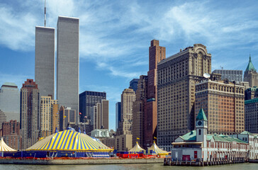 Gescanntes Diapositiv einer historischen Farbaufnahme der Skyline von New York, Lower Manhattan mit...