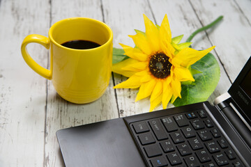 マグカップとパソコンとヒマワリ