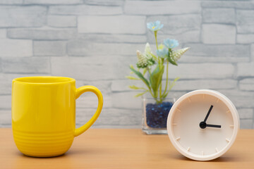 テーブルの上の時計とコーヒーカップ