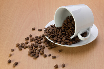 コーヒーカップからこぼれたコーヒー豆