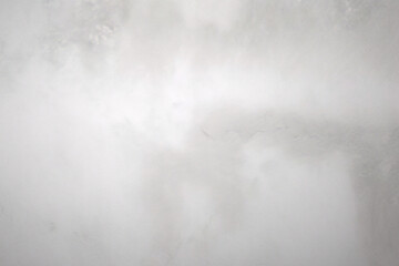 Grunge-Hintergrund aus Schwarz und Wei&szlig;. Abstrakte Illustrationstextur von Rissen, Chips, Punkten. Schmutziges monochromes Muster der alten, abgenutzten Oberfl&auml;che.