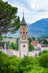 Fototapeta premium Meran, Altstadt, St. Nikolaus, Pfarrkirche, Tappeiner Promenade, Spazierweg, Rosengarten, Aussicht, Palmen, Vinschgau, Etschtal, Südtirol, Italien, Frühling, Sommer