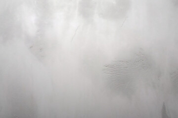 黒と白のグランジ背景。亀裂、欠け、ドットの抽象的なイラスト テクスチャ。古い摩耗した表面の汚れたモノクロ パターン。