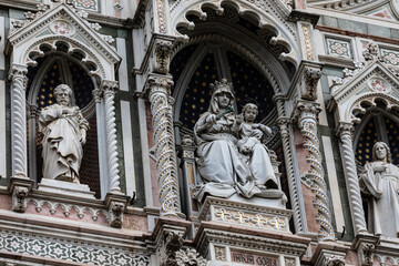 Obraz premium Fragment of the facade of the Cathedral of Santa Maria del Fiore
