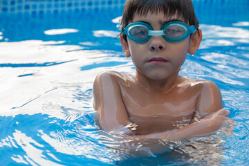 Niño en la piscina