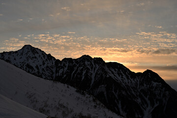 雲海にそびえる穂高の朝焼け
