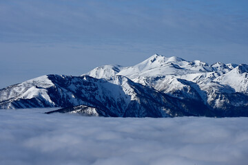 雲海に浮かぶ乗鞍を遠望する