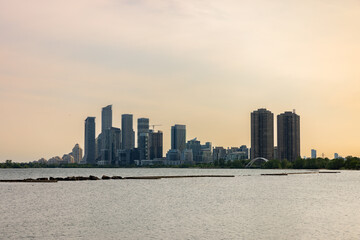 Fototapeta premium Dusk cityscape silhouette over tranquil water