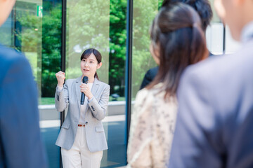 マイクを使って話す女性