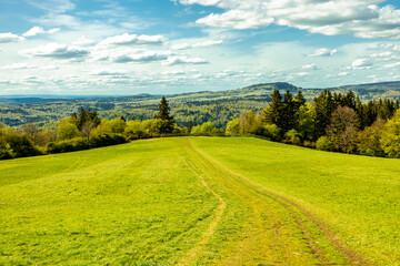 Obraz premium Eine Frühlingshafte Wanderung durch das wunderschöne Sinntal zum Schwarzen Berge bei Riedenberg - Bayern -Deutschland