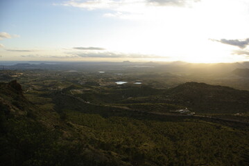 Paisaje de naturaleza, campos y montaña al atardecer por Busot. Alicante. España