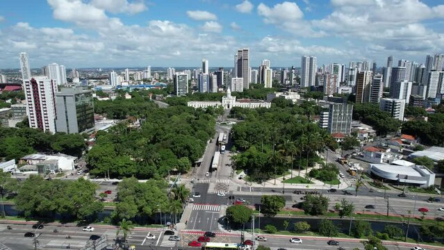 Pra&ccedil;a do Derby na Av. Agamenom Magalh&atilde;es no Recife - Pernambuco visto de cima com drone 4K