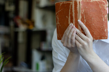 Obraz premium The young woman held a Bible in her hand and tried to learn and understand God teachings from the Bible she held. Concepts of belief and the power of faith in God and teachings from the Bible.