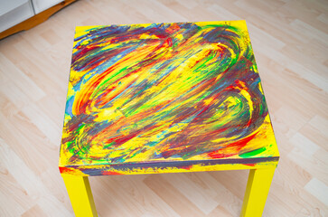 Tisch verschiedene Farben künstlerisch angemalt angestrichen kreativ kunst malerei 