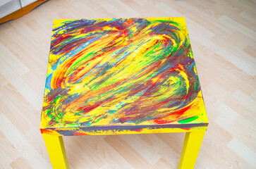 Tisch verschiedene Farben künstlerisch angemalt angestrichen kreativ kunst malerei 