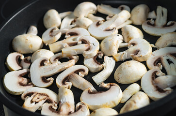 champignons scheiben frisch gebraten in pfanne 
