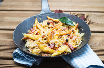 Schupfnudeln mit Sauerkraut Buabaspitzle mit Sauerkraut Speck 