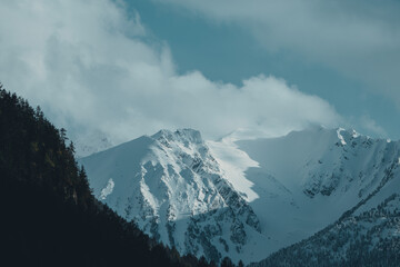 Bergmassiv im Winter Tirol