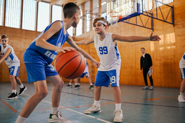 A junior basketball team is practicing basket at training.